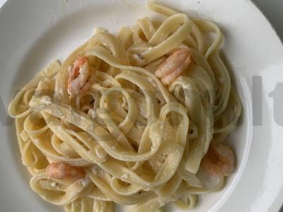 Nudelių patiekalas su krevetėmis ir sūriu pagrindine nuotrauka