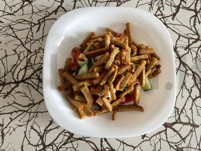 Daržovių salotas su sausainiais pagrindine nuotrauka