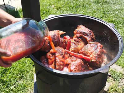 Troškintos šoninės naminiame pomidorų sultyse Žingsnis 7