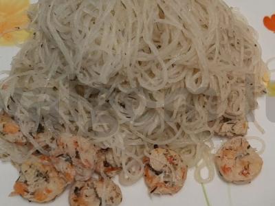 Funchosa su krevetėmis grietinėlės padaže vakarienei pagrindine nuotrauka