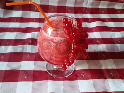 Obuolių, raudonųjų serbentų ir žaliosios arbatos kokteilis pagrindine nuotrauka