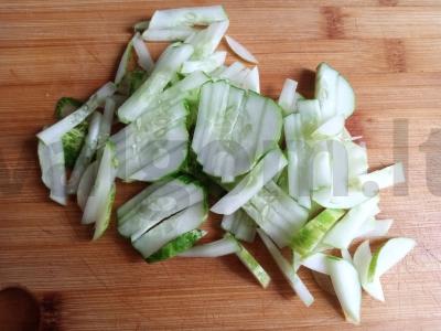 Kopūstų ir agurkų salotas „Vitamininis“ Žingsnis 3