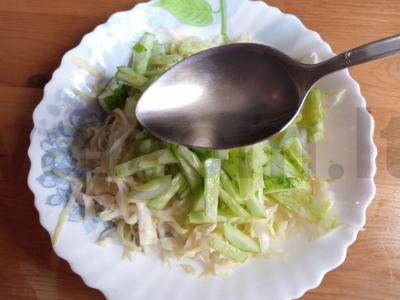 Kopūstų ir agurkų salotas „Vitamininis“ Žingsnis 5