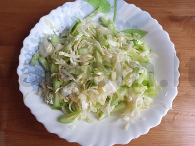 Kopūstų ir agurkų salotas „Vitamininis“ pagrindine nuotrauka