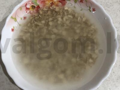 Avižiniai kotletai su svogūnais, česnaku ir žolelėmis Žingsnis 1