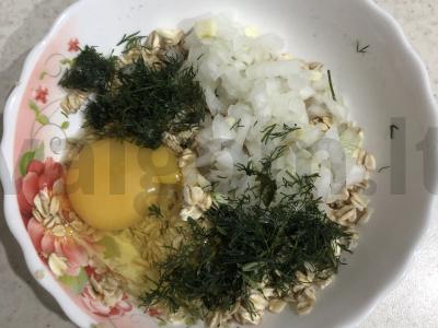 Avižiniai kotletai su svogūnais, česnaku ir žolelėmis Žingsnis 3