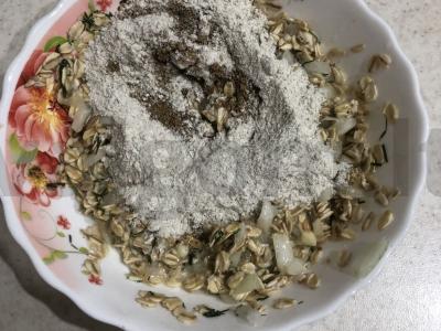 Avižiniai kotletai su svogūnais, česnaku ir žolelėmis Žingsnis 4