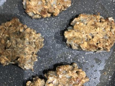 Avižiniai kotletai su svogūnais, česnaku ir žolelėmis Žingsnis 5