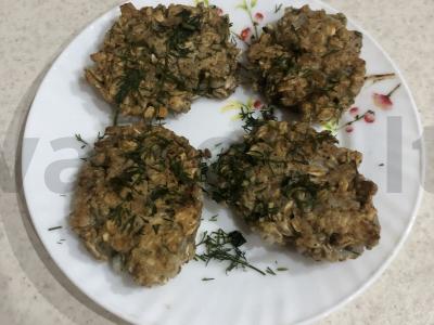 Avižiniai kotletai su svogūnais, česnaku ir žolelėmis pagrindine nuotrauka