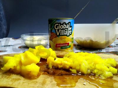 Ananasų salotas su vištienos krūtinėle, sūriu ir prieskoniais Žingsnis 2