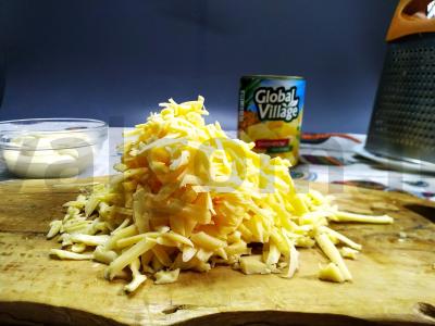 Ananasų salotas su vištienos krūtinėle, sūriu ir prieskoniais Žingsnis 3