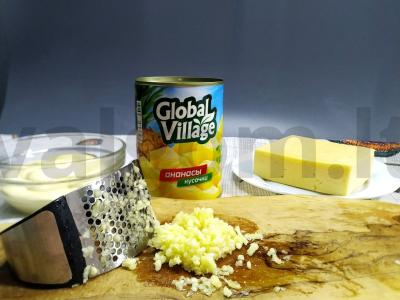 Ananasų salotas su vištienos krūtinėle, sūriu ir prieskoniais Žingsnis 4