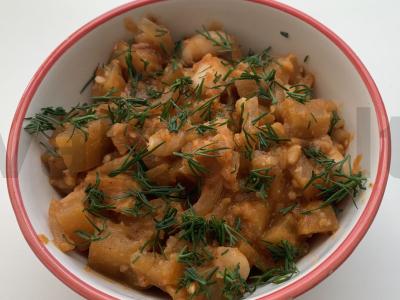 Lobio su baklažanais ir pupelėmis pagrindine nuotrauka