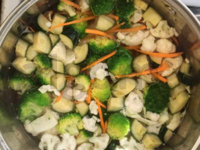 Krisčiai salotas su dideliu daržovių įvairove Žingsnis 1