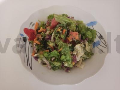 Krisčiai salotas su dideliu daržovių įvairove pagrindine nuotrauka