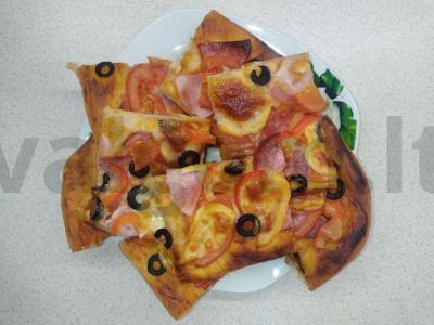 Kvapni namų pica ant plono tešlos pagrindine nuotrauka