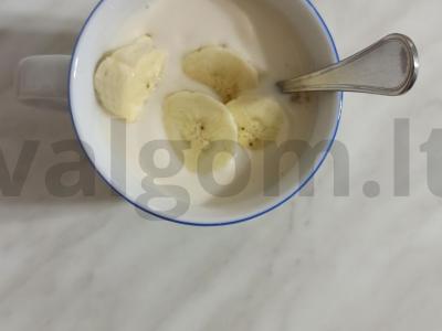 Rūgpienis su avižų sėlenomis ir bananais Žingsnis 3