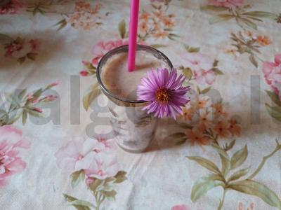 Pieno, grikių, banano ir anakardžių kokteilis pagrindine nuotrauka