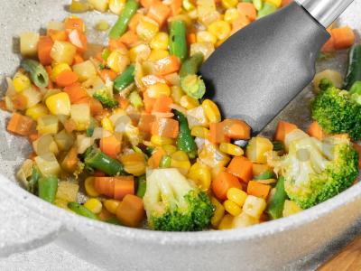 Salotos su baltu ir ruduoju ryžiu Žingsnis 1