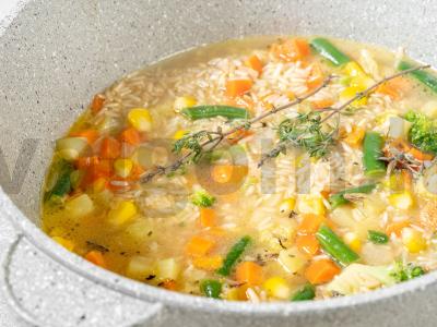 Salotos su baltu ir ruduoju ryžiu Žingsnis 3