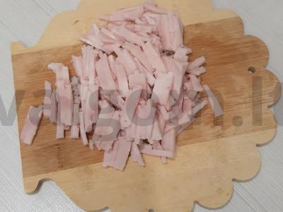 Salotas „Obžorka“ su vištienos kumpiu, kiaušiniu ir česnaku Žingsnis 3