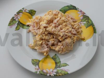 Salotas „Obžorka“ su vištienos kumpiu, kiaušiniu ir česnaku pagrindine nuotrauka