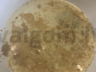 Purūs pyragas su svogūnais ir kiaušiniais Žingsnis 1