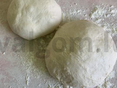 Purūs pyragas su svogūnais ir kiaušiniais Žingsnis 3