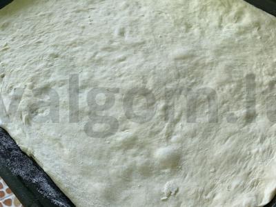 Purūs pyragas su svogūnais ir kiaušiniais Žingsnis 7