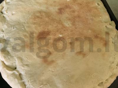 Purūs pyragas su svogūnais ir kiaušiniais pagrindine nuotrauka