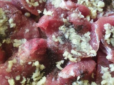 Troškinta kiauliena su prieskoniais ir lauro lapais Žingsnis 2