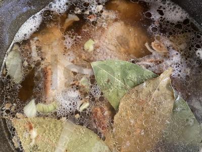 Troškinta kiauliena su prieskoniais ir lauro lapais Žingsnis 4