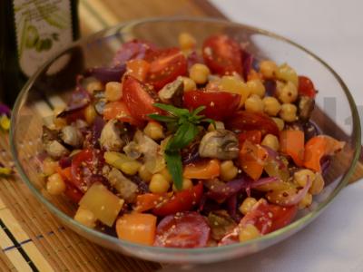 Salotas „Kepti daržovės su avinžirniais“ pagrindine nuotrauka