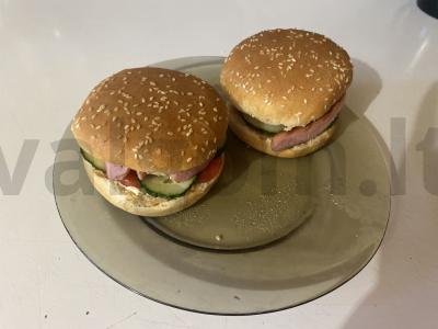 Sultingi burgeriai su Vienos dešrelėmis pagrindine nuotrauka