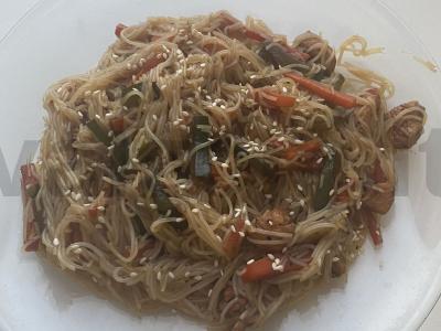 Funchosa su vištienos filė ir daržovėmis pagrindine nuotrauka