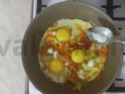 Kiaušinienė su daržovėmis pusryčiams Žingsnis 3