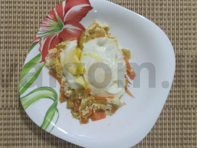 Kiaušinienė su daržovėmis pusryčiams pagrindine nuotrauka