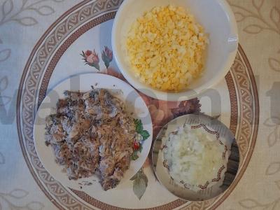 Konservuotų skumbrijų salotos Žingsnis 1