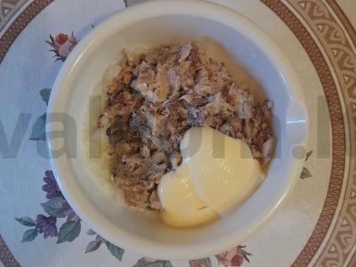 Konservuotų skumbrijų salotos Žingsnis 2