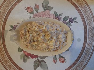 Konservuotų skumbrijų salotos pagrindine nuotrauka