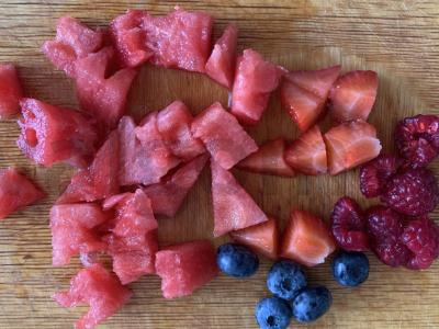 Vaisių salotas iš arbūzo, braškių, aviečių ir mėlynių Žingsnis 1