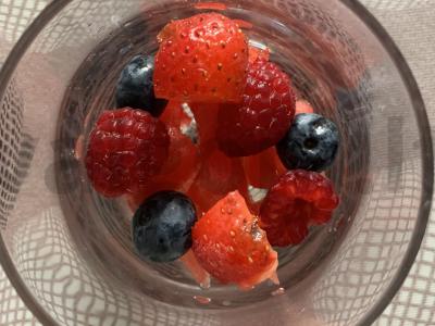 Vaisių salotas iš arbūzo, braškių, aviečių ir mėlynių Žingsnis 3