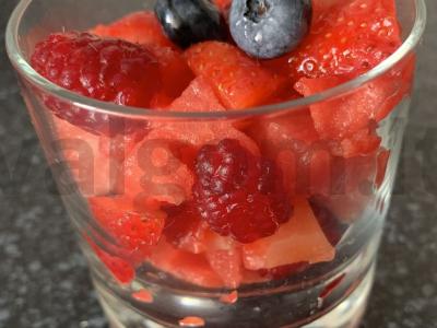 Vaisių salotas iš arbūzo, braškių, aviečių ir mėlynių Žingsnis 4