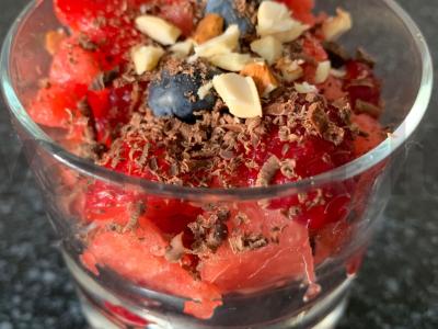 Vaisių salotas iš arbūzo, braškių, aviečių ir mėlynių pagrindine nuotrauka