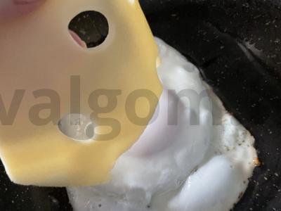 Sumuštinis „Žvalus rytas“ su sūriu ir ciberžole Žingsnis 3