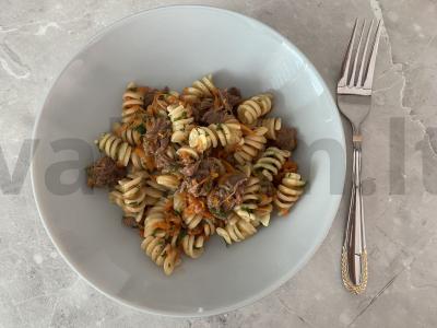 Makaronai su jautienos troškiniu pagrindine nuotrauka