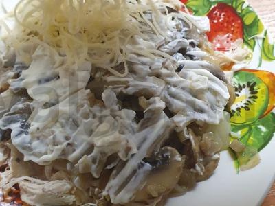 Saulėgrąžų salotos su vištiena, grybais ir sūriu Žingsnis 3