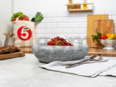 Karštas burokėlių sriuba su vištiena pagrindine nuotrauka