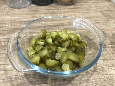 Salotas su raudonuoju svogūnu, marinuotais ir šviežiais agurkais Žingsnis 1