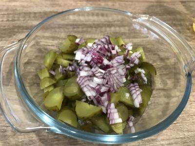 Salotas su raudonuoju svogūnu, marinuotais ir šviežiais agurkais Žingsnis 2